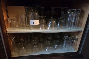 Afbeelding van Verzameling diverse drinkglazen verdeeld over twee schappen, waaronder bier, wijnglazen en longdrinkglazen – Lot 103