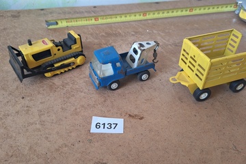 Afbeelding van Matchbox, Bouw- en transportvoertuigen (set van 3 stuks: bulldozer, takelwagen en aanhanger)