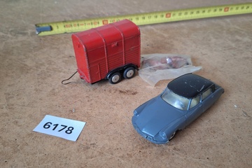 Afbeelding van Corgi Toys, Citroën DS met rode paardentrailer en miniatuurpaardjes (set)