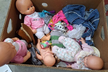Afbeelding van Oude poppen en toebehoren oa kleedjes ed
