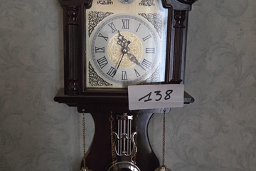 Afbeelding van Zaanse wandklok met harpvormige slinger, twee koperen gewichten en een versierde wijzerplaat met Romeinse cijfers – Lot 138