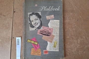 Afbeelding van Plakboek met verschillende oude etiketten