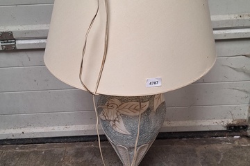 Afbeelding van Tafellamp op voet getest en werkend