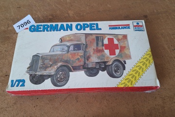 Afbeelding van ESCI German Opel Ambulance modelbouwdoos (1:72)