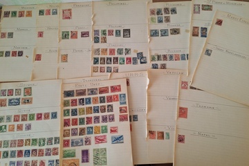 Afbeelding van Oude postzegels op bladen wereld 