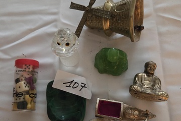 Afbeelding van Gevarieerde kavel met kleingoed, waaronder een koperen tafelbel in de vorm van een molen, Boeddhabeeldjes, een uiltje en een cameo – Lot 107