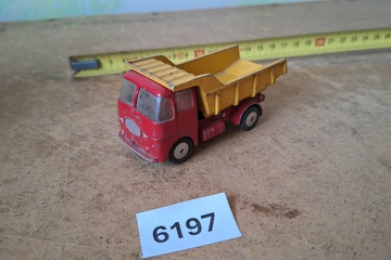 Afbeelding van Corgi Toys, Guy Warrior kipper vrachtwagen (rood/geel model)