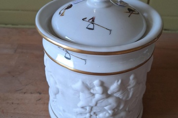 Afbeelding van Pot in porselein & Biscuit Jacht tafereel H 15cm