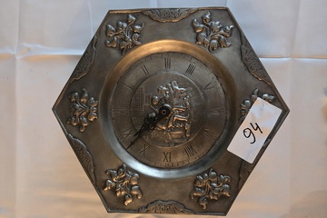 Afbeelding van Zeshoekige wandklok als sierbord met bloemmotieven en centraal reliëf – Lot 94