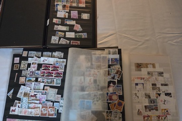 Afbeelding van Twee grote postzegelalbums gevuld met een uitgebreide verzameling diverse Belgische & internationale postzegels – Lot 140
