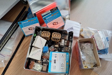 Afbeelding van Partij elektronica/computeronderdelen in bak