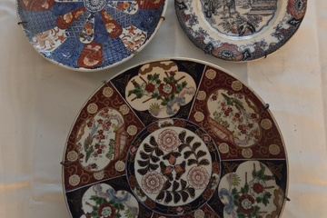 Afbeelding van Set van drie Aziatische wandborden met meerkleurige florale en traditionele decors – Lot 125