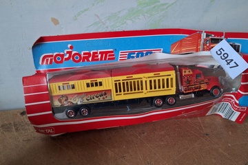 Afbeelding van Majorette Serie 600, Peterbilt Semi-Truck 'Magic Circus', 1:60