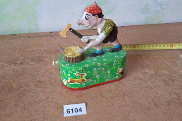 Afbeelding van Houthakkend varken ("Woodchopping Pig", opwindbaar mechanisme) - Blikken speelgoed