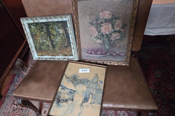 Afbeelding van Set van drie diverse schilderijen: een boslandschap, een bloemstilleven met rozen en een dorpsgezicht in de sneeuw – Lot 158