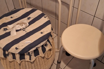 Afbeelding van Wasmand, Weegschaal , rekje, stoel & vuilbakje