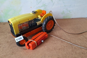Afbeelding van Landbouw tractor (kabelbestuurd met batterijhouder) - Kunststof