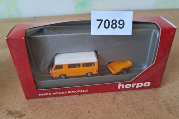 Afbeelding van Herpa Mercedes-Benz 100 D bus met open aanhangwagen oranje (1:87)