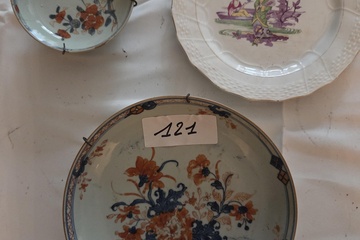 Afbeelding van Set van drie Aziatische wandborden met bloemmotieven en oosterse scènes – Lot 121