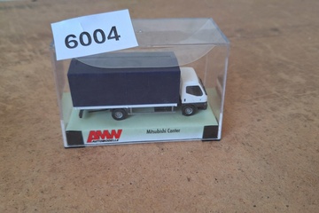 Afbeelding van AMW Automodelle, Mitsubishi Fuso Canter met huifopbouw White/Blue, 1:87
