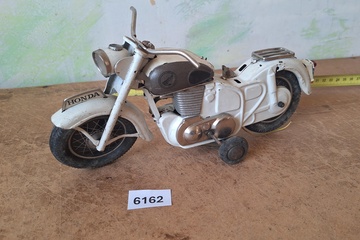 Afbeelding van Honda, Vintage witte motorfiets met zijwieltjes