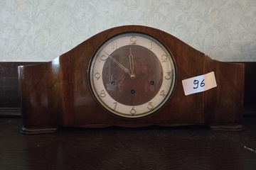 Afbeelding van Schouwklok met gebogen behuizing en ronde wijzerplaat – Lot 96