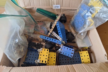Afbeelding van Doos met Meccano onderdelen