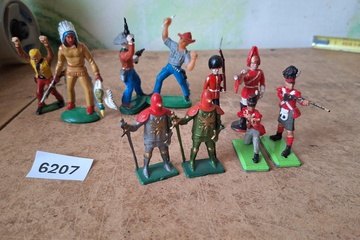 Afbeelding van Verzameling diverse miniatuurfiguren (set van 11 stuks waaronder indianen, cowboys en ridders)