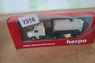 Afbeelding van Herpa Mercedes-Benz SK trekker met 20' containerchassis oplegger (1:87)