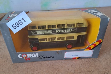 Afbeelding van Corgi Classics, AEC Bus 'Woodhams Scooters Eastbourne Corporation', 1:50