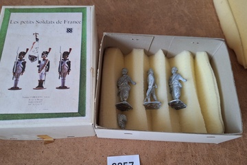 Afbeelding van Les Petits Soldats de France, Tin gegoten miniatuurfiguren (set van 3 stuks staande officieren/soldaten in doos)