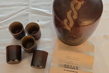 Afbeelding van Keramische drankkruik met bijbehorende bekers en echtheidscertificaat van pottenbakker Peter Thoren – Lot 117