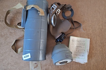 Afbeelding van L 702 gasmasker in koker met toebehoren
