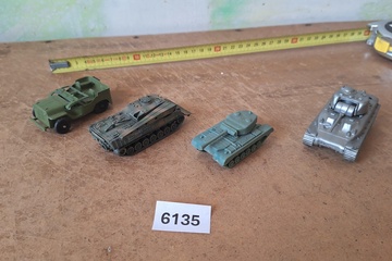 Afbeelding van Set van 4 militaire voertuigen (legerjeep en 3 tanks)