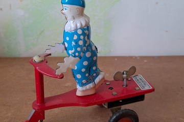 Afbeelding van Opwindbaar blikken speelgoed clown op step