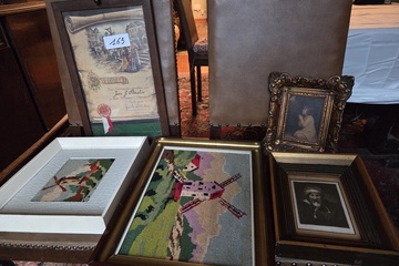 Afbeelding van Set diverse ingelijste werken, waaronder twee borduurwerkjes met molens, een historisch diploma (Jean G. Bastin, 1936) en twee kleine portretten – Lot 163