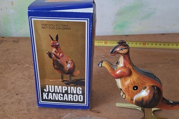 Afbeelding van Springende kangoeroe met jong ("Jumping Kangaroo", opwindbaar, met doos) – Blikken speelgoed