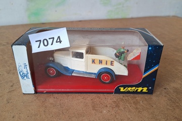 Afbeelding van Verem GMC 'Circus Knie' vrachtwagen met open laadbak en figuurtje (1:43)