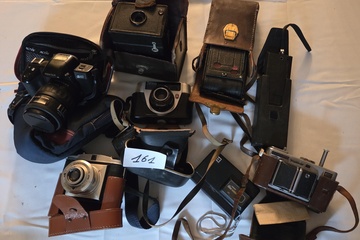 Afbeelding van Grote verzameling vintage fototoestellen en camera's, waaronder diverse analoge modellen, boxcamera's en bijbehorende lederen draagtassen – Lot 161