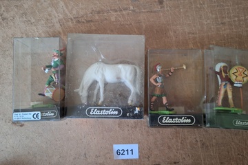 Afbeelding van Elastolin, Set van 4 miniatuurfiguren in plastic displaydoosjes (waaronder een wit paard en indianen)