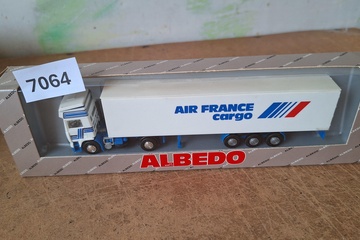 Afbeelding van Albedo Volvo F12 'Air France Cargo' vrachtwagen met oplegger (1:87)