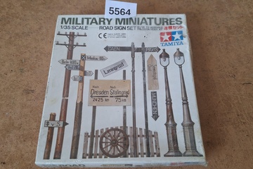 Afbeelding van Tamiya Military Miniatures Road Sign Set 1/35 Scale
