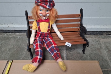 Afbeelding van Clown pop op bank