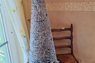 Afbeelding van kerstkegel op houten tafel