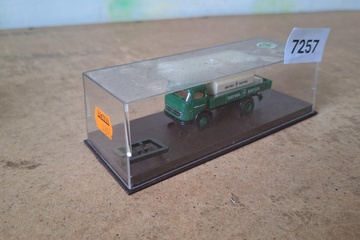 Afbeelding van Brekina Mercedes-Benz LP 608 'BayWa' open vrachtwagen met melktanks (1:87)