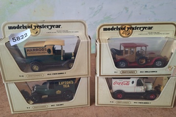 Afbeelding van Matchbox Models of Yesteryear Multi-Pack, 1912 Ford Model T Harrods / 1912 Rolls-Royce / 1927 Talbot Lipton / Coca-Cola (4 stuks), 1:38