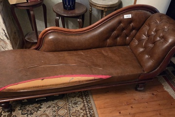 Afbeelding van Klassieke chaise longue met gecapitonneerde rugleuning, zwaar beschadigd aan de zitting – Lot 165
