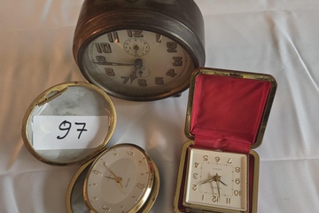 Afbeelding van Set van 3 klokken: vintage wekker, Europa reiswekker en Deluxe zakhorloge in houder – Lot 97