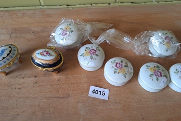 Afbeelding van Pillendoosjes in porselein 8 stuks