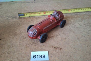 Afbeelding van Antieke klassieke racewagen met chauffeur (rood gietijzeren model)
